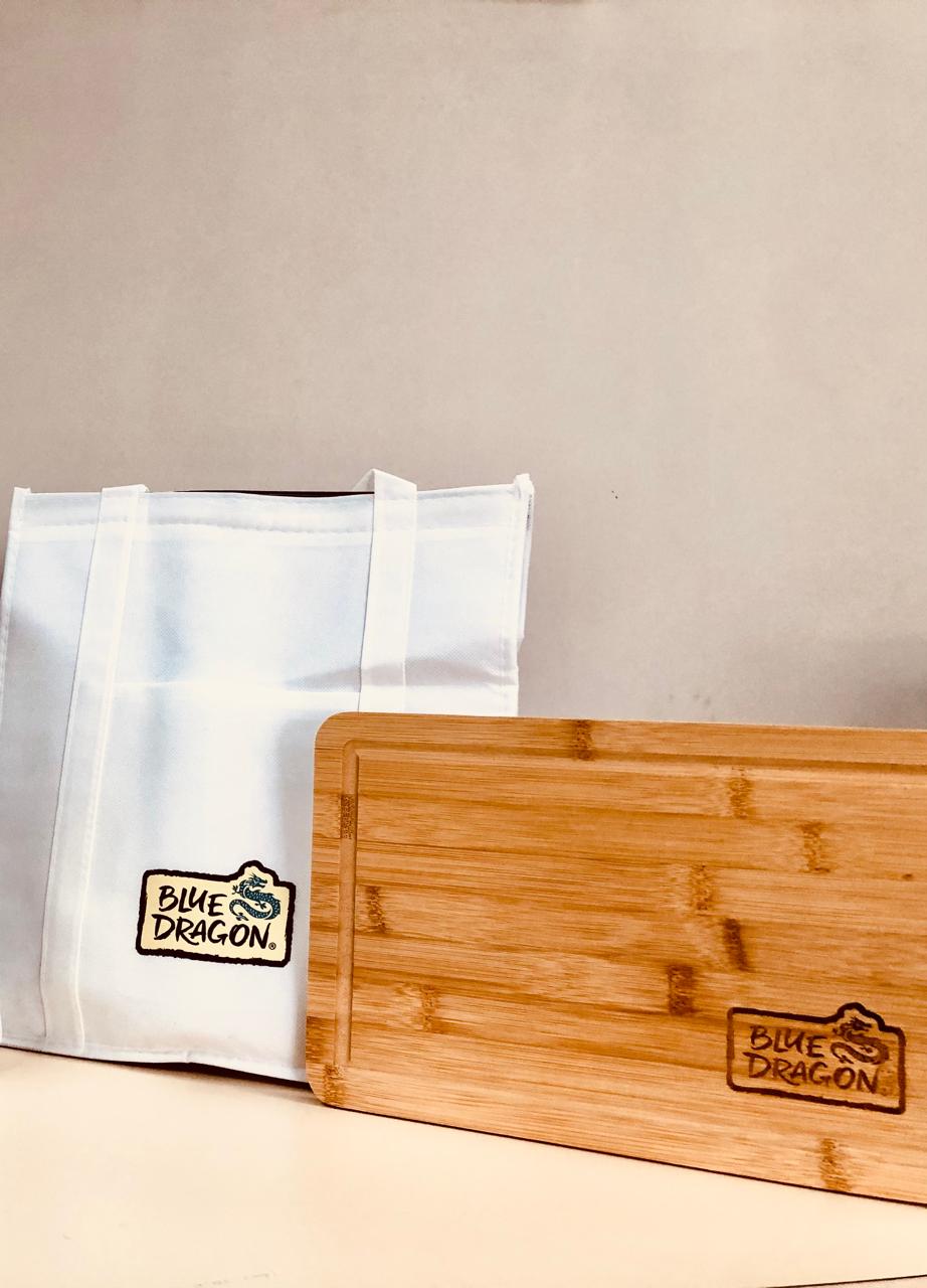 Sacola branca e tábua de bambu personalizadas com a marca Blue Dragon