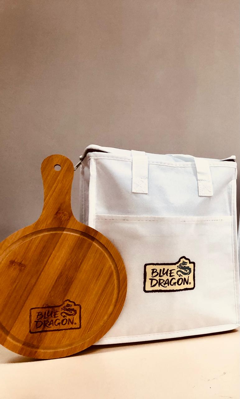 Tábua de bambu redonda e bolsa térmica personalizadas com a marca Blue Dragon